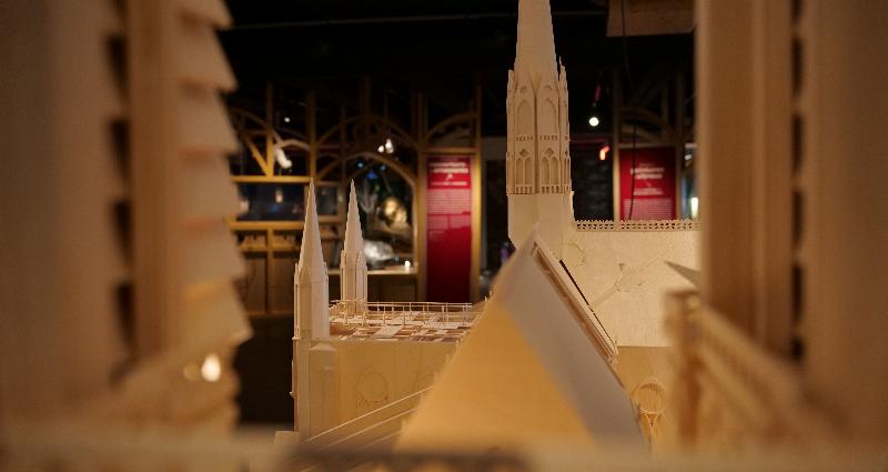 Groupe d’étudiants utilisant la réalité virtuelle pour explorer l’architecture de Notre-Dame de Paris